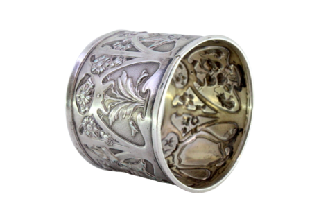 Argola de guardanapo em prata com relevos florais envolvendo cartela para monograma.